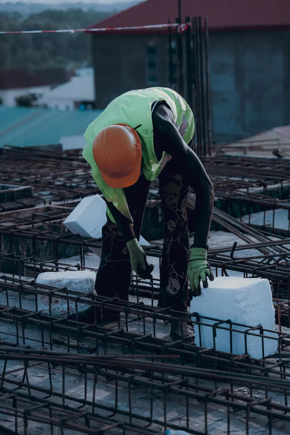 Trabajador industrial con equipo de seguridad realizando soldadura