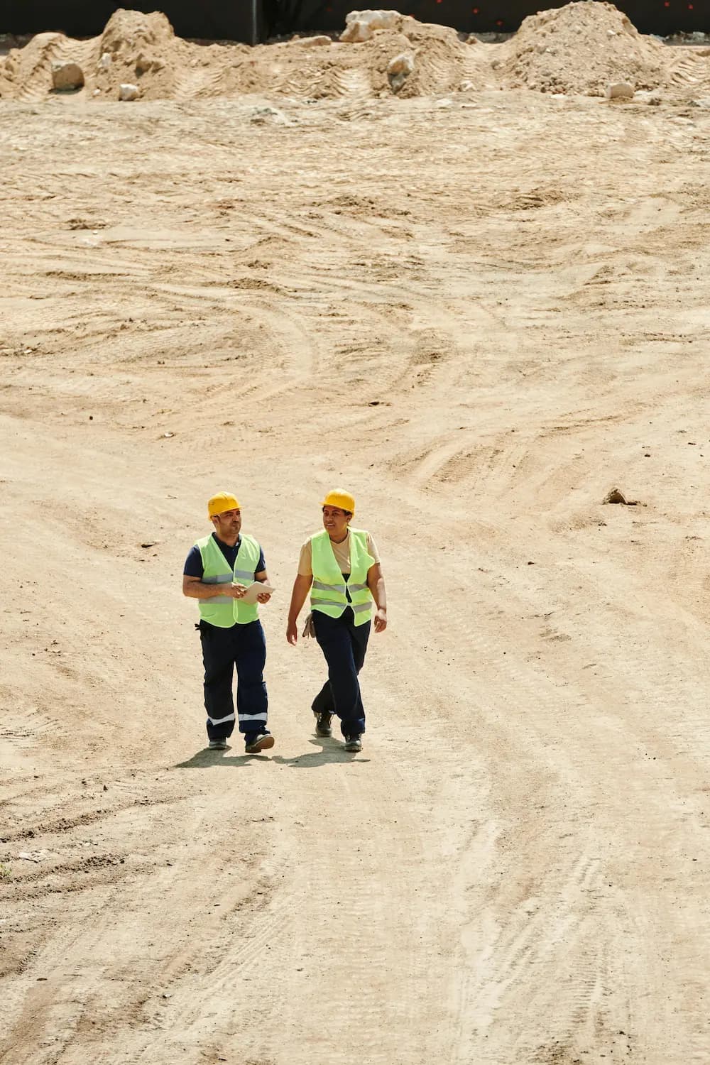 Trabajador industrial con equipo de químico realizando análisis de seguridad