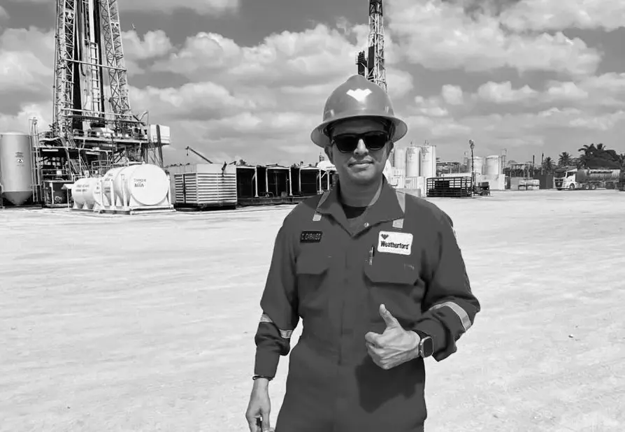 Trabajador industrial con equipo de seguridad realizando soldadura