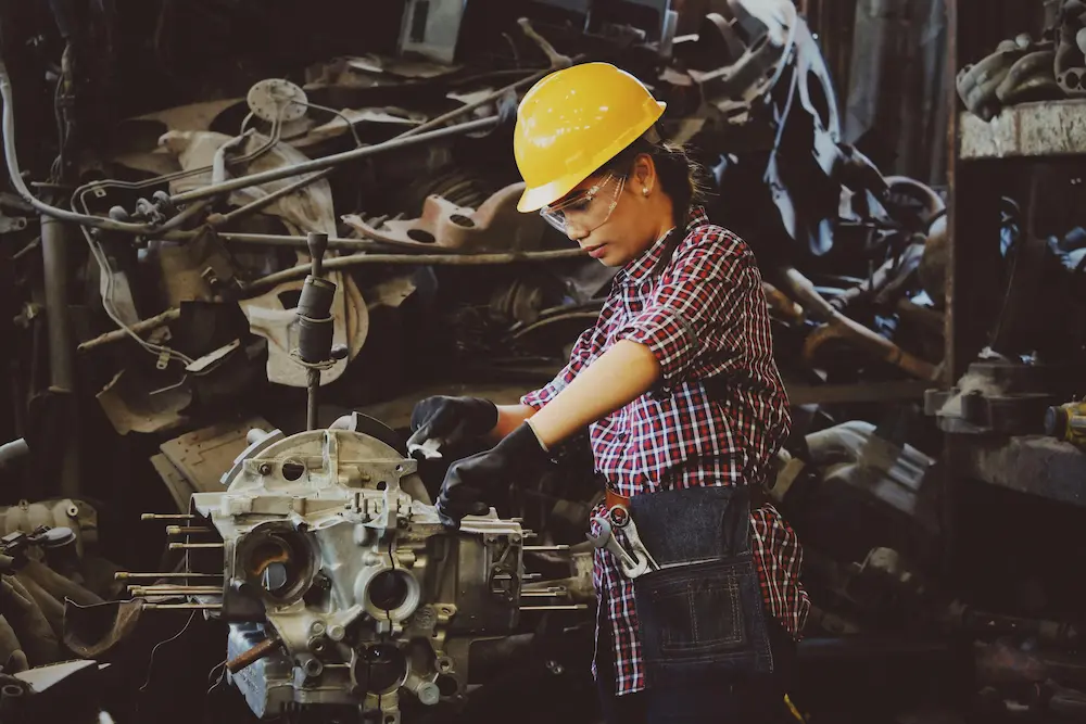 Trabajador soldando en un entorno industrial seguro
