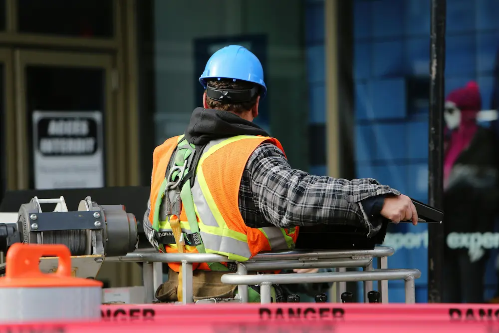 Trabajador soldando en un entorno industrial seguro