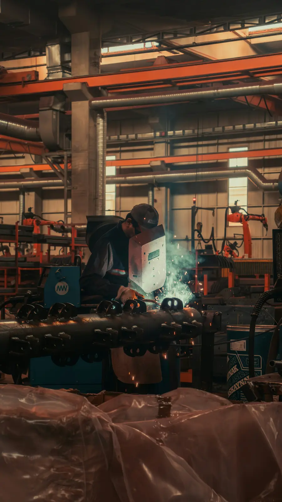 Trabajador industrial con equipo de seguridad realizando soldadura