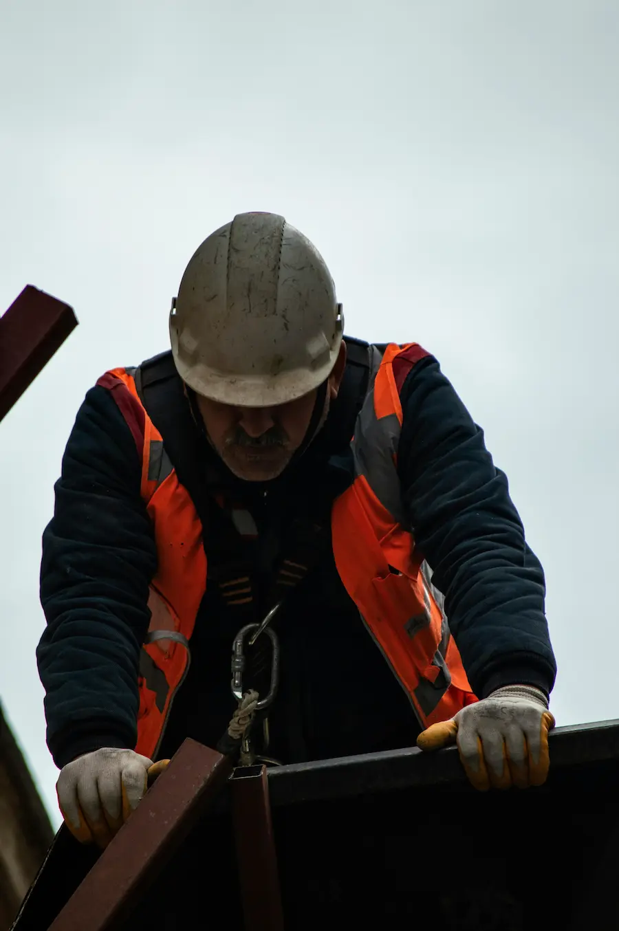 Trabajador industrial con equipo de químico realizando análisis de seguridad